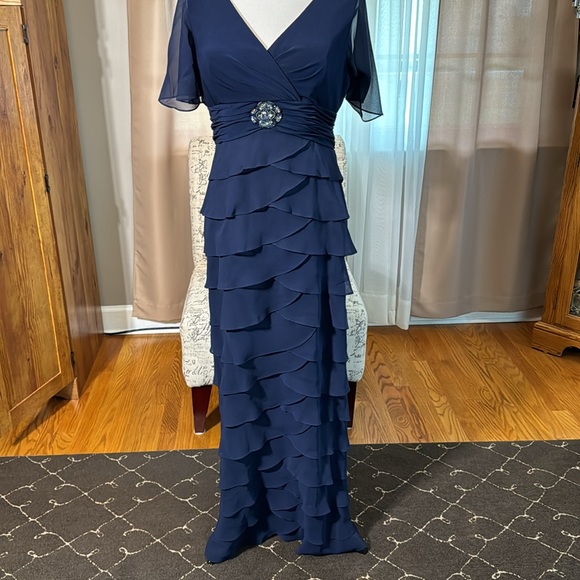 Beautiful like new Evening Gown Size 12 - Picture 2 of 6